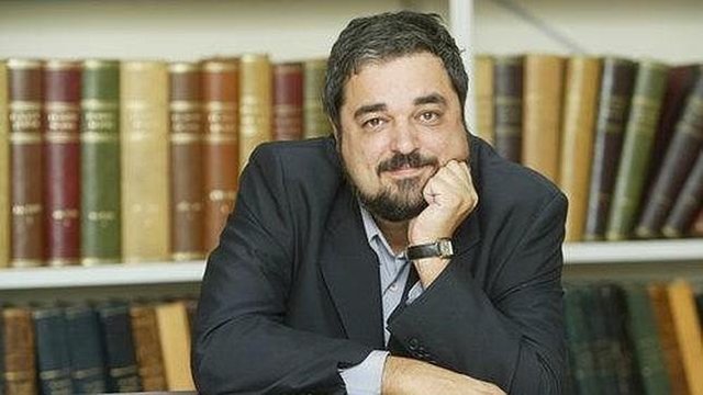 Ya tenemos autores para el himno