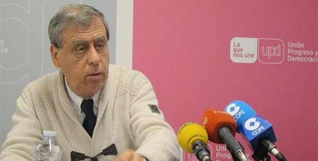 Francisco Sosa Wagner gana las primarias en Ávila