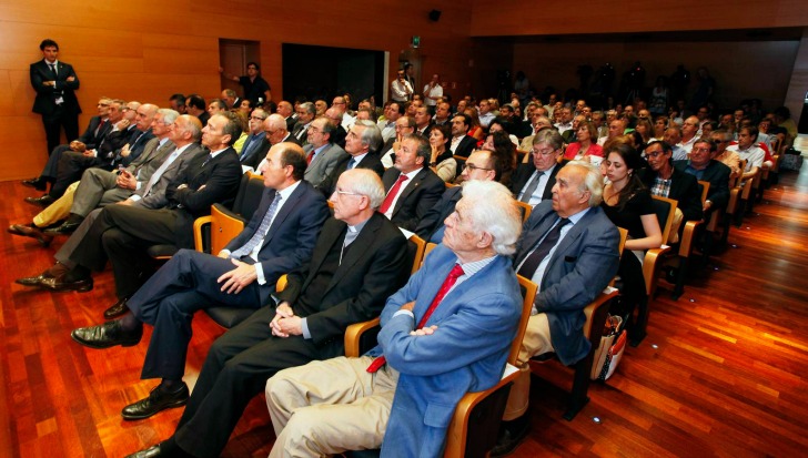Felipe González honra a Adolfo Suarez en una mesa redonda de la UNED