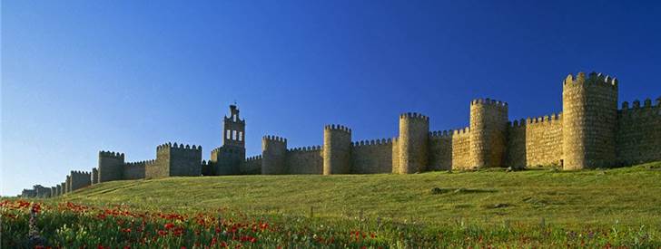 La muralla aparece pintada a pesar de la seguridad privada