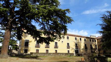 La muralla aparece pintada a pesar de la seguridad privada