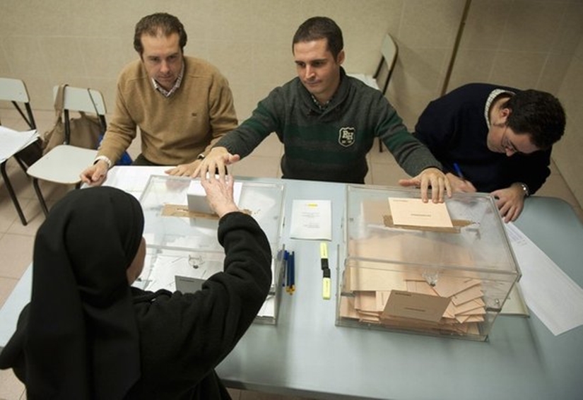 ¿Y por qué no personas que lo están pasando mal en vez de funcionarios?