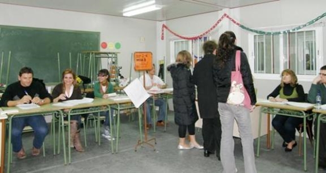 ¿Y por qué no personas que lo están pasando mal en vez de funcionarios?