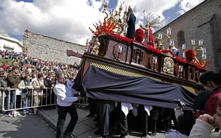 Los Costaleros de la Estrella volverán a cargar kilos de solidaridad