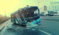 Aparatoso accidente de un autobús contra un camión junto a la fábrica Nisan