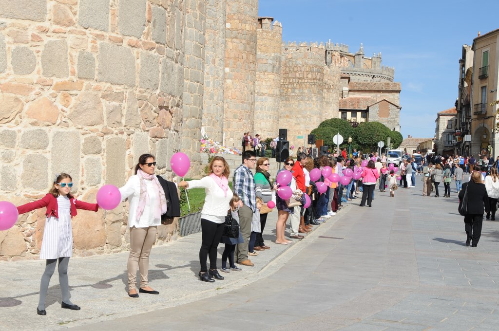 Abrazo a la Muralla: miles de abulenses rodearon la muralla en el Día Internacional del Cáncer
