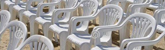 IU reclama un informe sobre la compra de sillas para la celebración de una misa