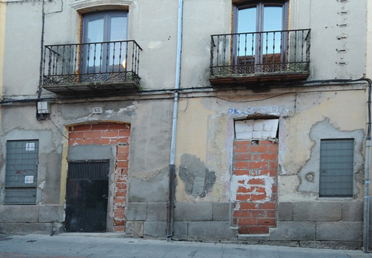 Ventanas tapiada en casa abanconada calle Vallespín