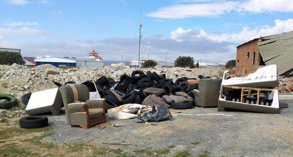 IU denuncia miles de euros de material de obra reutilizable tirados