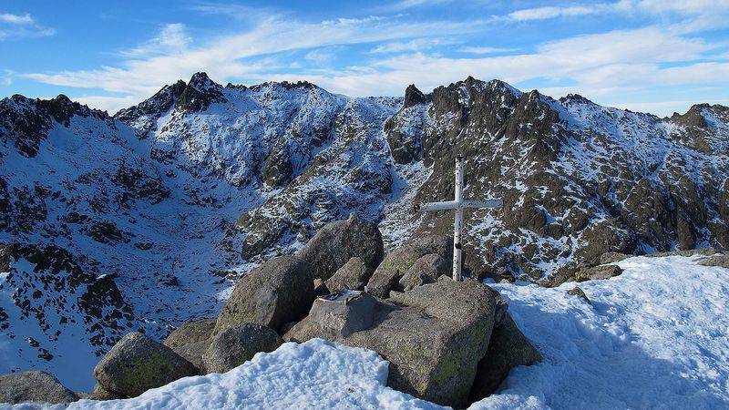 Dos montañeros fueron evacuados de noche en Gredos al intentar escalar el Almanzor