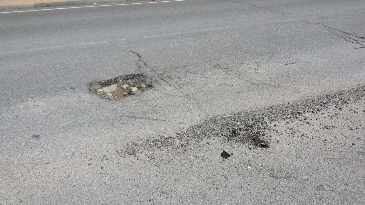 Numerosos baches, agujeros y socavones en las calles de la ciudad