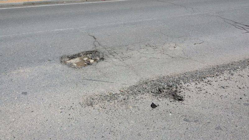 Numerosos baches, agujeros y socavones en las calles de la ciudad