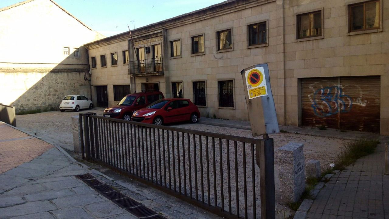 La Alcaldía impida el uso y disfrute del espacio público frente al Colegio Oficial de Farmaceúticos