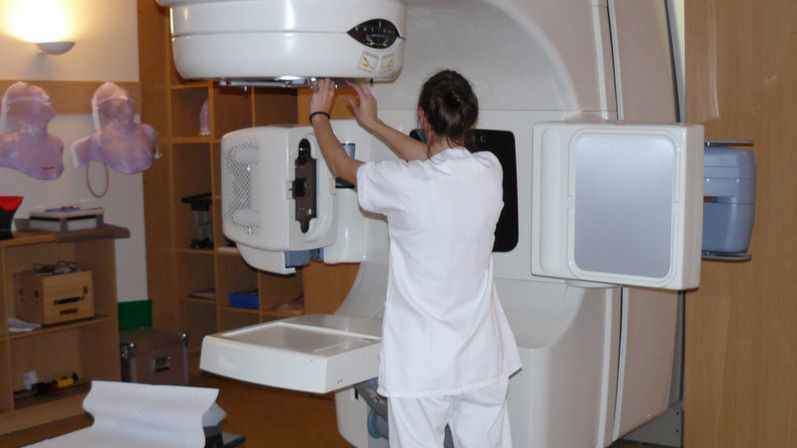El consejero de Sanidad sige “dando largas” a la demanda sobre la radioterapia en Ávila
