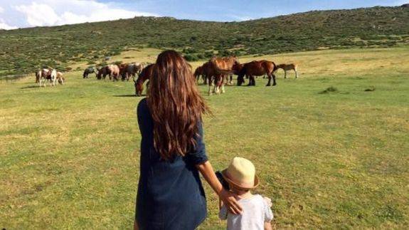 Iker Casillas y Sara Carbonero con sus hijos en Navalacruz