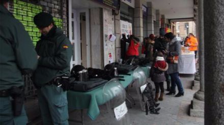 La Guardia Civil de Arévalo muestra sus equipos para solidarizarse con los Niños con Cáncer