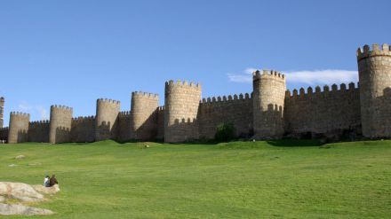 Izquierda Unida preocupada por la situación de impago a los vigilantes de la Muralla