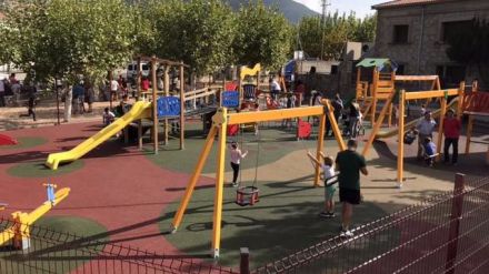 La Adrada disfruta ya de un nuevo parque infantil de categoria