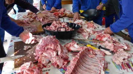Junta sanciona con 3.600 euros a una asociación de Ávila por no respetar la norma en una matanza tradicional del cerdo