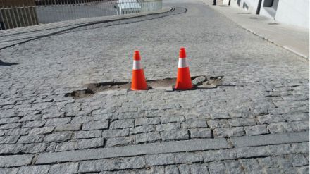 El grupo municipal de Izquierda Unida pide actuar ante los numerosos baches de las calles de la ciudad