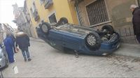 La Policía Local de Ávila busca a un conductor que se ha dado a la fugar tras dejar su coche volcado