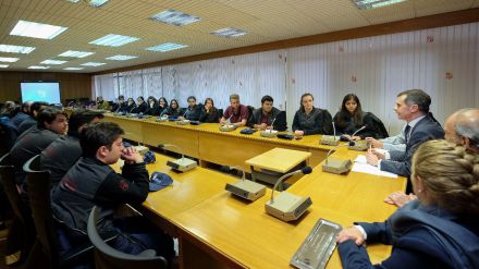 El secretario general de la Presidencia se reúne con un grupo de jóvenes de la Casa de Castilla y León en México