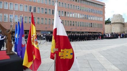 Ávila entrega el título de hijos adoptivos de la ciudad a los policías formados en su escuela