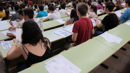 Más de 2.900 estudiantes de Castilla y León reciben una beca para realizar sus estudios universitarios en el curso 2017-2018