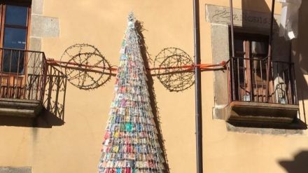 El Barco de Ávila instala un árbol de navidad hecho con libros