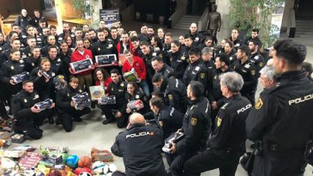 Cruz Roja de Ávila recibe de la Escuela Nacional de Policía un total de 800 juguetes para su campaña navideña