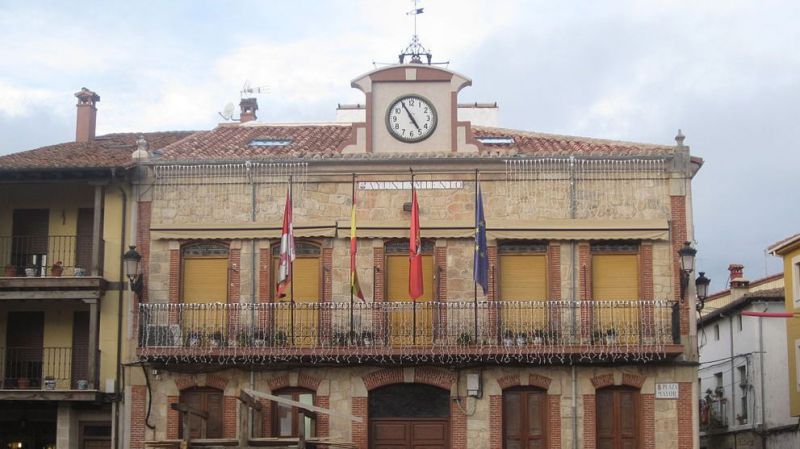 El PP denuncia el 'uso electoralista' de la construcción del Polideportivo de El Raso por parte del PSOE de Candeleda