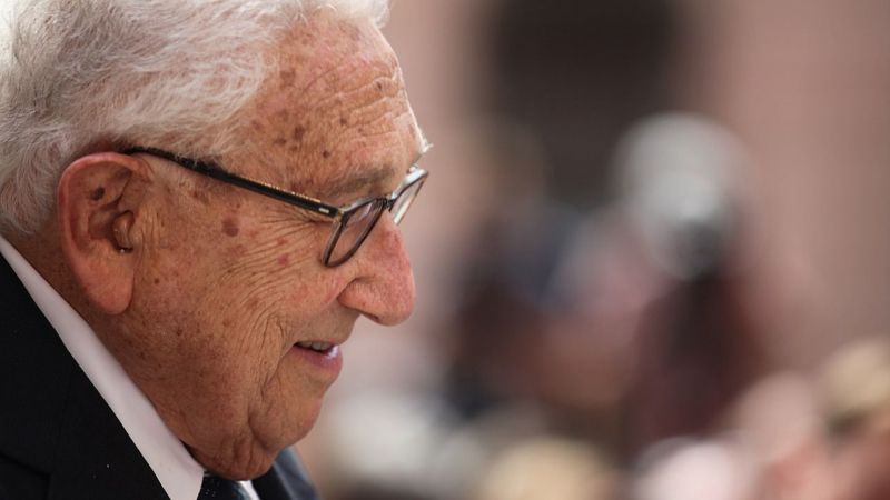 ¿Regresa Kissinger?