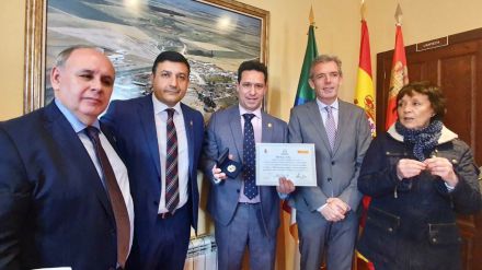 Félix Álvarez de Alba, alcalde popular de Moraleja de Matacabras, recibe el homenaje de la FEMP