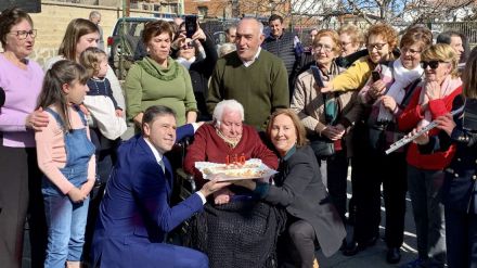 Homenaje a la vecina de Navaluenga María Varas por su 110 cumpleaños