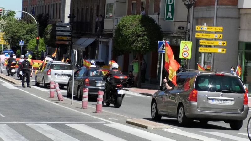 Multitudiaria caravana de vehículos con la bandera de España recorrieron algunas calles de Avila