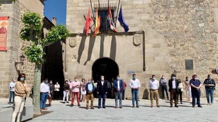 La Diputación guarda un minuto de silencio en memoria de los fallecidos durante la pandemia de la COVID-19