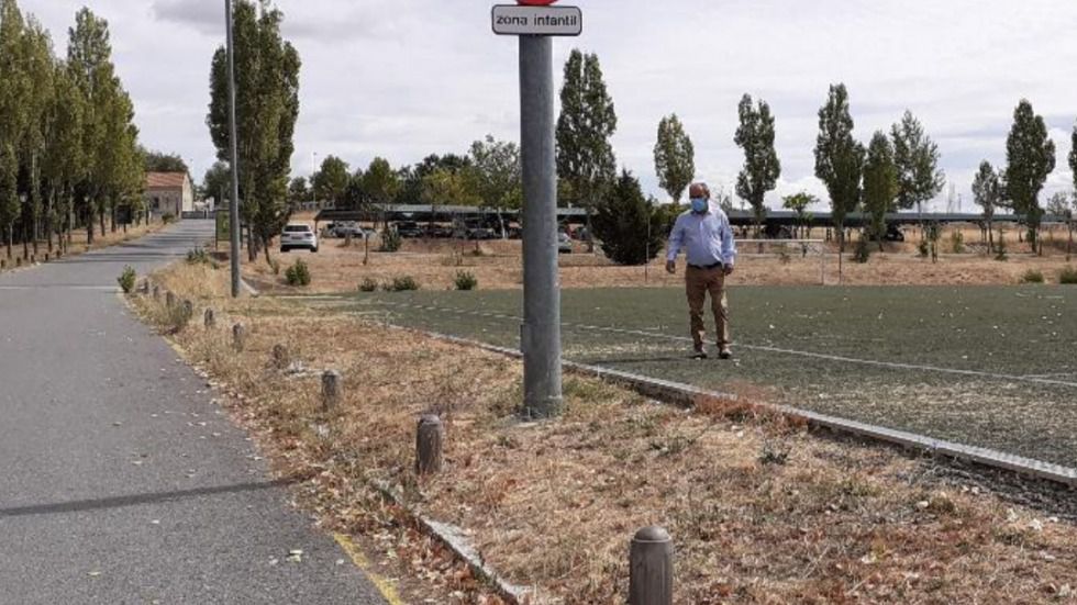 Por Ávila pide protección entre el campo de fútbol de Naturávila y la carretera