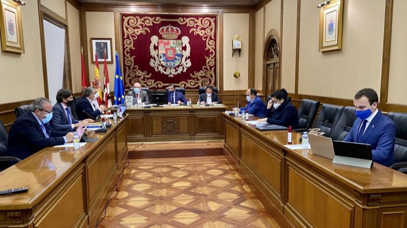 El Pleno de la Diputación aprueba cuatro mociones con abandono incluido de los diputados de XAV