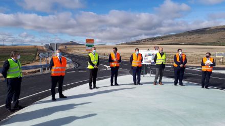 Suárez-Quiñones destaca el esfuerzo de la Junta para mejorar la carretera AV-500