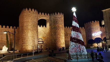 Encendido de la iluminación ornamental navideña en Ávila