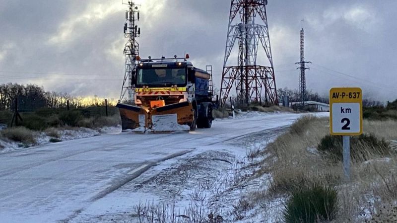 Nieve en Ávila: El viento y el hielo condicionan el estado de la red viaria provincial