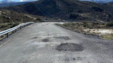 El "lamentable" estado de la carretera AVP-419 entre Navarrevisca y Navalosa