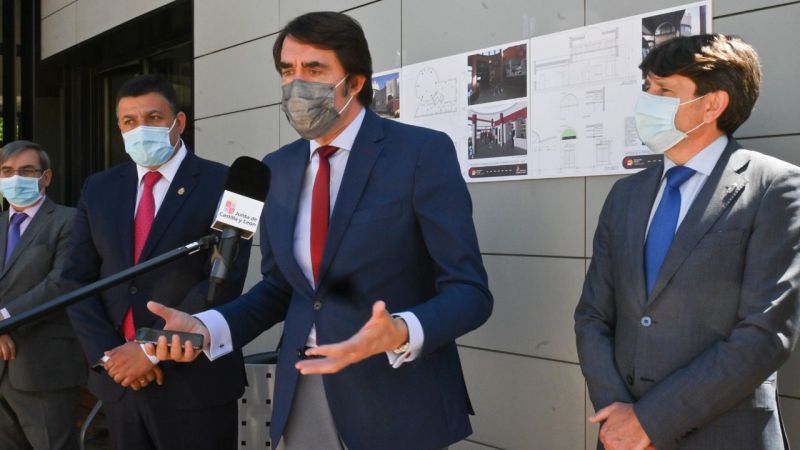 Suárez-Quiñones visita la estación de autobuses de Arenas de San Pedro