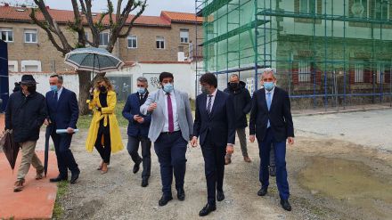 Suárez-Quiñones visita las primeras obras del ARU 'La Cacharra'