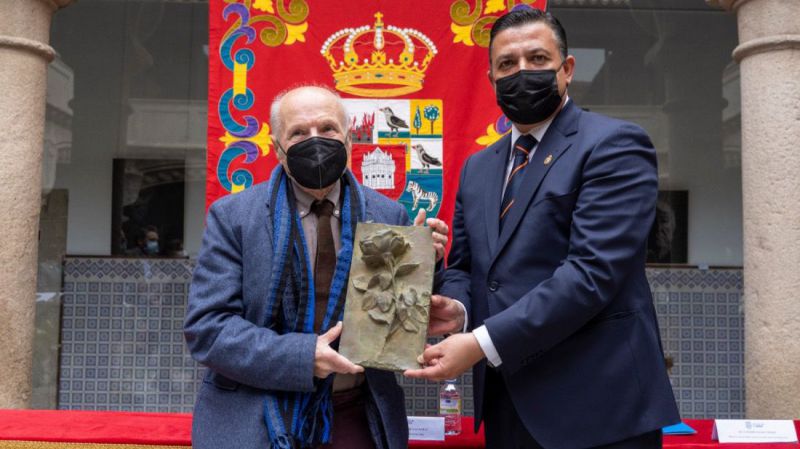 Antonio López recibe la Rosa del premio 'Florencio Galindo'