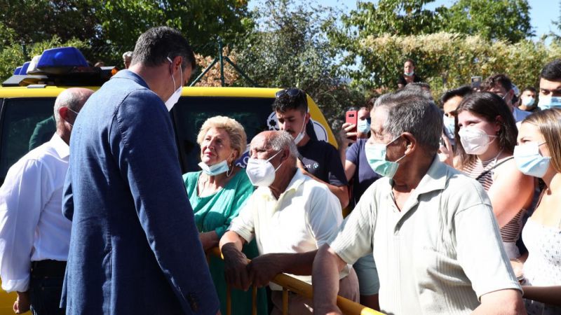 Pedro Sánchez visita Ávila tras el incendio y traslada 'el compromiso total' del Gobierno