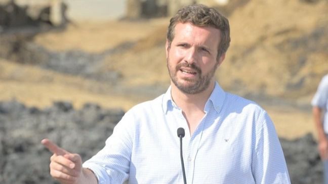 Casado en su visita a Ávila: 'Contra el fuego estamos todos unidos'