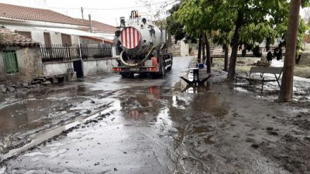 La Diputación actúa en Riatas para limpiar el agua y los arrastres ocasionados por las lluvias