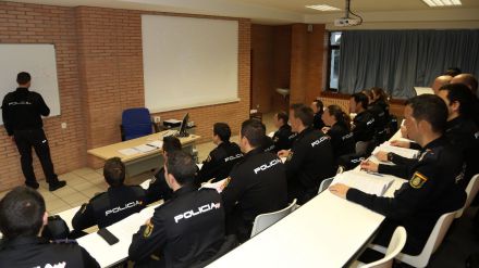 Clase en la Escuela Nacional de Policía de Ávila