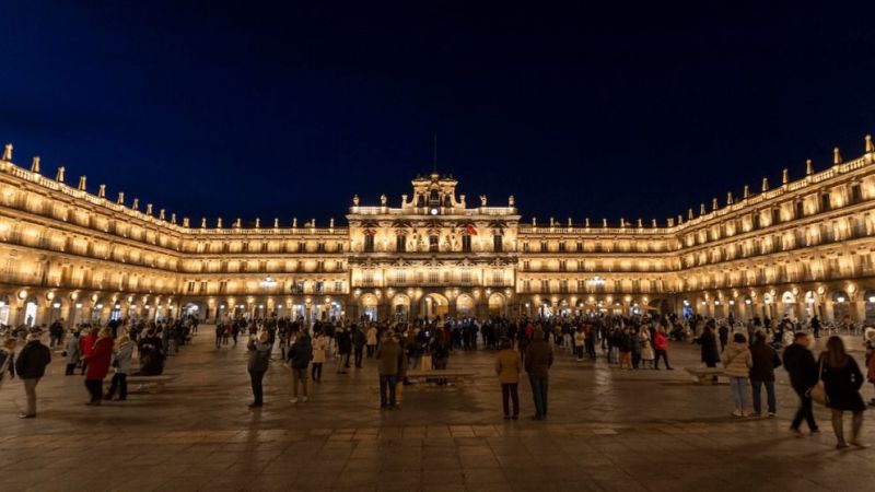 La Plaza Mayor de Salamanca vuelve a lucir también por la noche